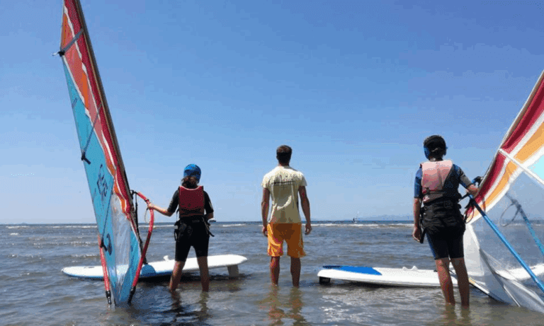 sport all'aria aperta in provincia di Grosseto. Persone in attesa di iniziare la lezione di windsurf